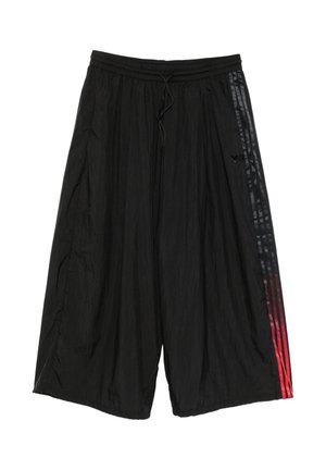 Short neri a gamba larga con vita elasticizzata e coulisse, con dettagli a righe verticali dal colore scuro al rosso su un lato.