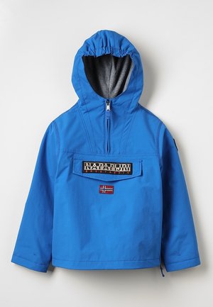 Niebieska kurtka z kapturem, z przednim zamkiem na półsuwak, przednią kieszenią z napisem "Napapijri" oraz małą naszywką z flagą Norwegii poniżej kieszeni.