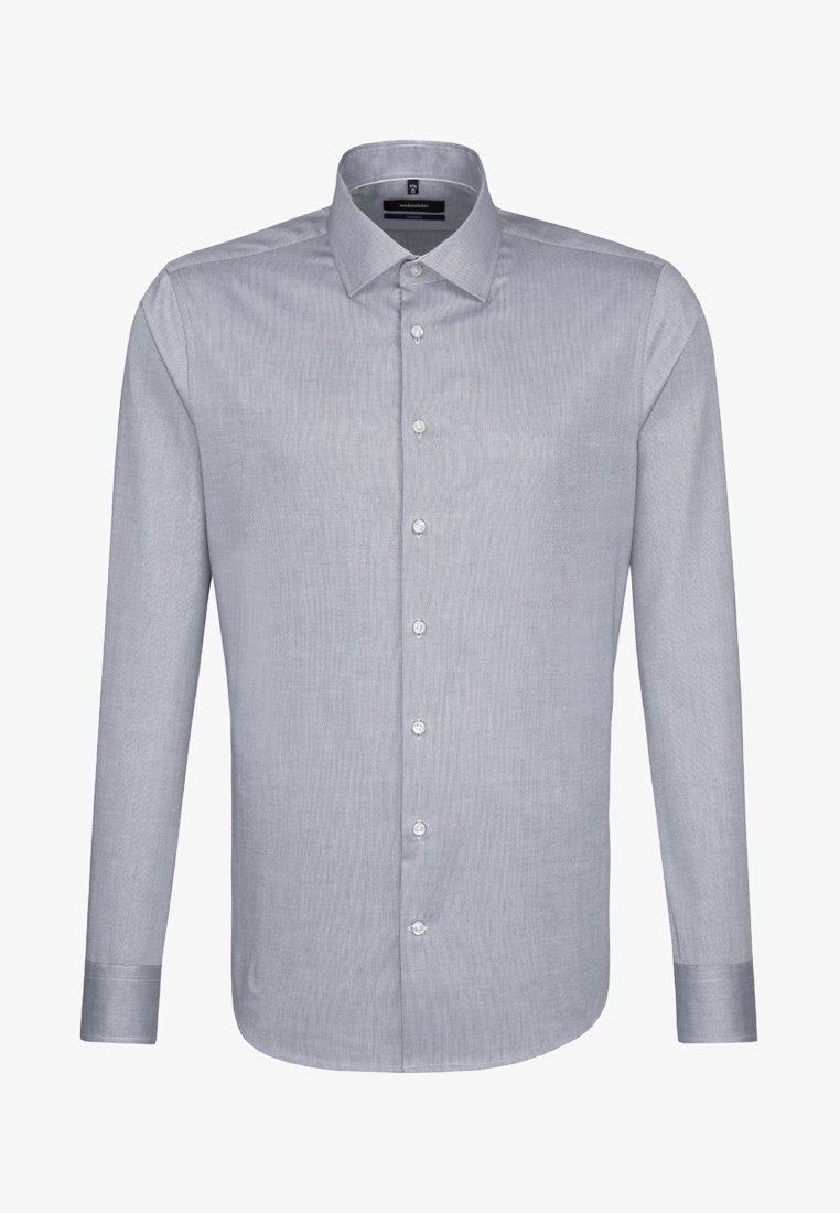 Chemise habillée pour homme gris clair à manches longues, avec patte de boutonnage à l'avant et col classique, affichée sur un fond blanc uni.