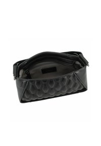 Bolso de cuero negro con un patrón de acolchado hexagonal, que cuenta con un compartimento con cremallera, textura suave y correa ajustable. El interior está forrado.