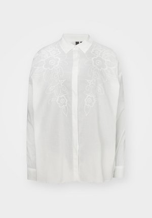 Chemise blanche à manches longues avec broderie florale sur les épaules, en tissu léger, avec un col classique et des poignets.