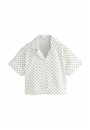 Hvid kortærmet skjorte med sorte polkaprikker og klassisk krave, vist fladt på en hvid baggrund.