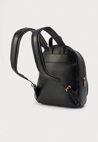 Μαύρο δερμάτινο σακίδιο με επενδεδυμένους ρυθμιζόμενους ιμάντες ώμου, λεία υφή, κλείσιμο με φερμουάρ και διακοσμητικά στοιχεία σε χρυσό τόνο. Διαθέτει στρογγυλεμένο σχήμα.