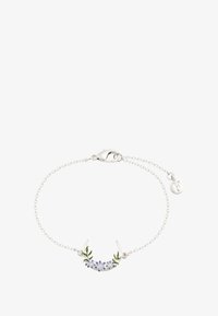 Pulsera de cadena de plata con un diseño de media luna adornado con acentos florales azules y hojas verdes. Incluye un cierre de langosta y un pequeño charm.