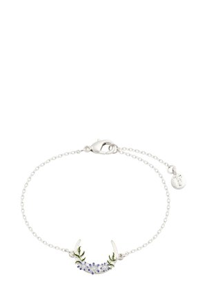 Hõbedane kettjalgriba, millel on poolkuu kujundus ja sinised lillede aktsendid koos roheliste lehtedega. Kaasas on lõhkise klambri ja väike ripats.