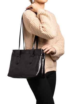 Sac fourre-tout en cuir noir avec une finition lisse, deux poignées supérieures et une forme structurée. Présente des détails de couture et un fond plat.