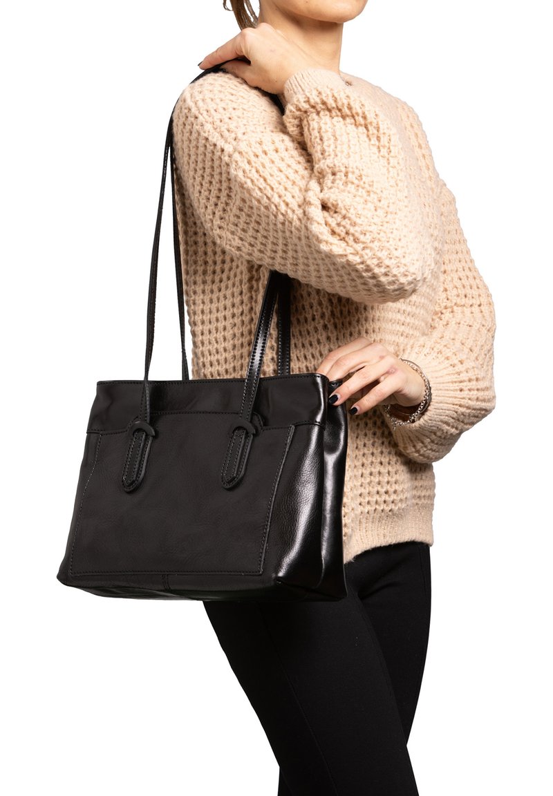 Borsa a spalla in pelle nera con finitura liscia, due manici superiori e forma strutturata. Presenta dettagli di cucitura e fondo piatto.