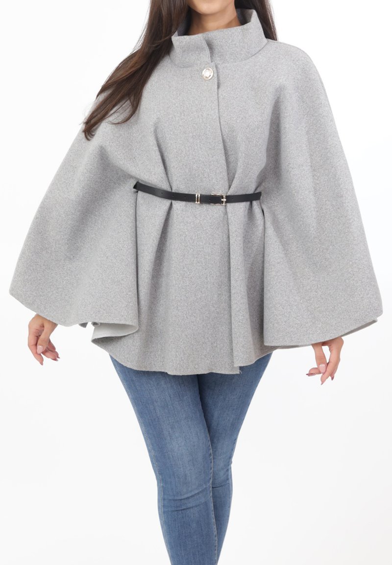 Grauer Kapuzenmantel aus strukturiertem Stoff, mit hohem Kragen, vorderer Knopfleiste und einem schwarzen Gürtel, der die Taille betont.