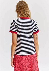 NAOKO AMOUR  - Triko s potiskem - white