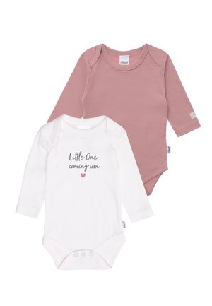 Zwei langärmelige Bodysuits: einer in Weiß mit dem Text "Kleines kommt bald" und einer in Pink. Beide bestehen aus weicher Baumwolle mit einem umschlagbaren Ausschnitt.