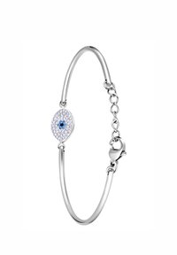 Zilveren bangle armband met een centraal ovaal hangertje met een blauwe edelsteen omringd door kleinere heldere kristallen, beveiligd met een sluiting.