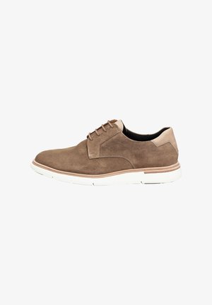 Scarpa in suede marrone con suola in gomma bianca, caratterizzata da punta arrotondata, design con lacci e dettagli beige sul tallone e sulla linguetta.