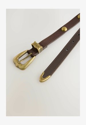Brun læderbælte med en messingspænde, der har en tekstureret overflade, afrundet ende og dekorative messingdetaljer nær spidsen og spænde.