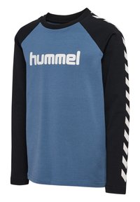 Blaues und schwarzes Langarmshirt mit „hummel“-Logo auf der Brust und weißen Chevron-Streifen an den schwarzen Ärmeln.
