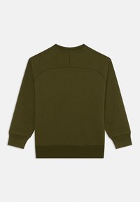 Olivgrön sweatshirt med långa ärmar, rund halsringning och ribbade mudd- och nederdelar. Slät textur och designdetalj på bakpanelen.