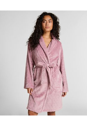 Gequiltedde roze pluche badjas met lange mouwen, riem en zakken; zachte textuur, brede kraag, middellange lengte tot boven de dij.