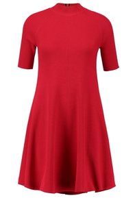 Robe en maille côtelée rouge avec manches courtes, col montant et silhouette évasée en ligne A.