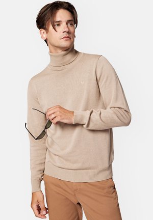 Beżowy sweter z golfem, wykonany z miękkiego dzianiny, o dopasowanej sylwetce, z prążkowanymi mankietami i małym logo na piersi.