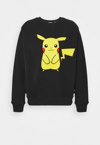Felpa nera con una grande grafica di Pikachu gialla sul davanti, con dettagli ricamati, colletto rotondo e polsini e fondo a coste.