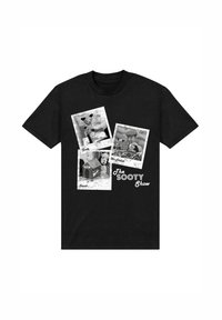 Svart bomullströja med fyra svartvita foton av dockor och en man, med texten "The Sooty Show" i vitt. Klassisk design.