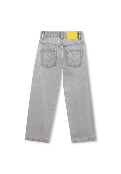 Jeans dritti grigi visti da dietro con tasche a toppa doppie cucite e un'etichetta rettangolare gialla sulla vita.