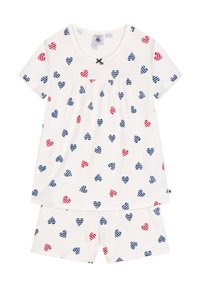 Ensemble de pyjama à manches courtes en coton blanc, présentant des cœurs rayés rouges et navy dispersés ; haut ample et shorts assortis.