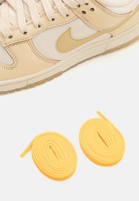 Nike Sportswear DUNK - Sportbačiai - muslin/team gold/pale ivory/laser orange/coconut milk