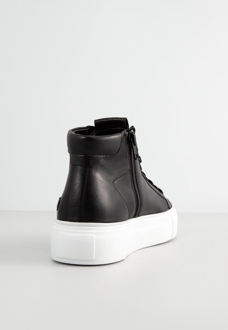 Schwarzer High-Top-Sneaker aus glattem Leder mit einer weißen Gummisohle. Verfügt über einen seitlichen Reißverschluss und robuste Nähte.