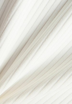 Weißer Stoff mit vertikal gerippter Struktur und sanften Falten, die diagonale Schatten über die Oberfläche werfen.