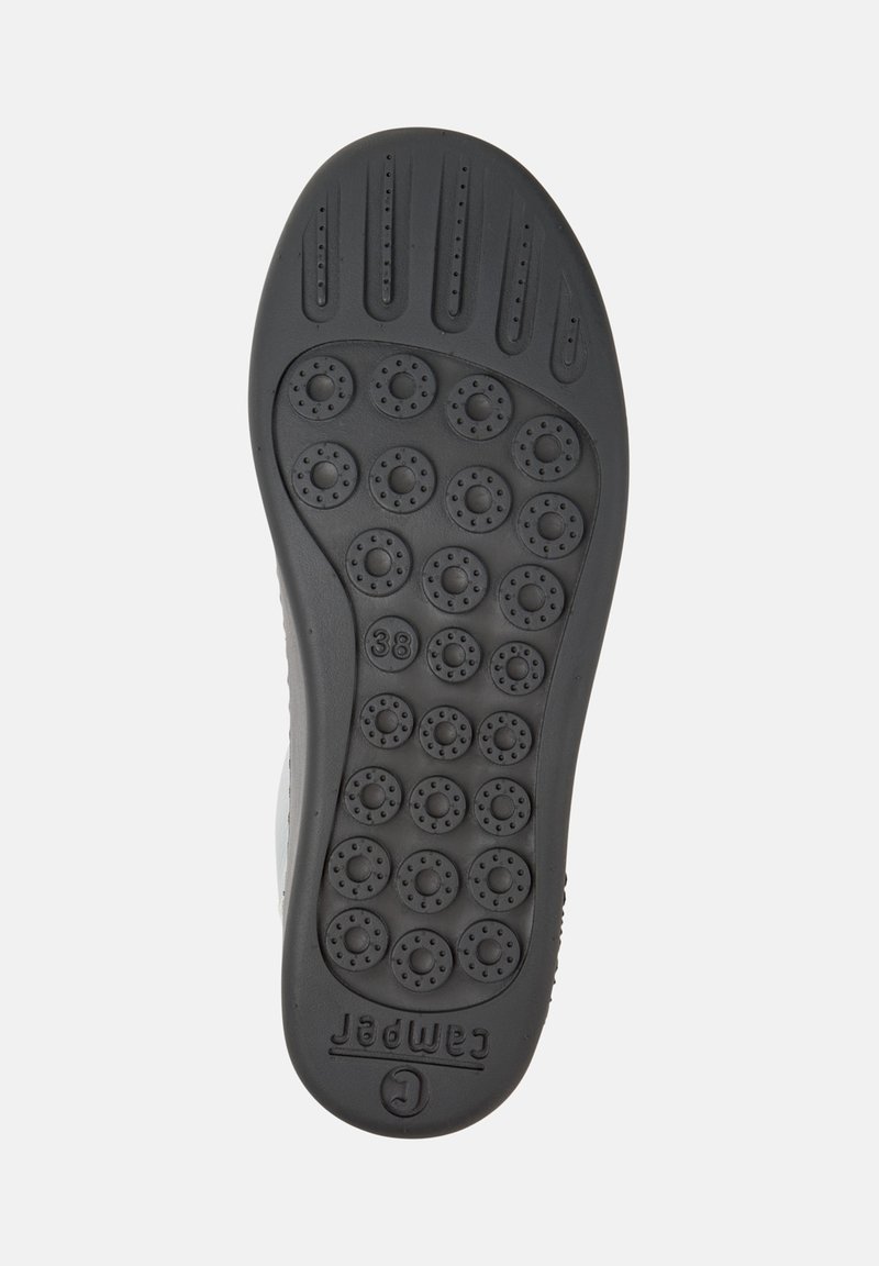 Schwarze Gummisohle mit kreisförmigem Grip-Muster, ausgestattet mit einer Größenangabe von 38, gerippten Kanten für besseren Halt und glatter Oberfläche.