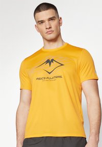 ASICS FUJITRAIL LOGO TOP - Camiseta estampada - fellow yellow/mantle green/graphite grey