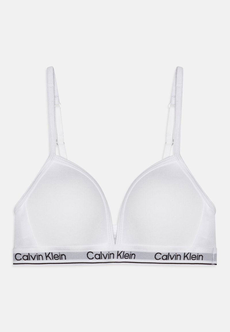 Bralette bianco in tessuto con coppe leggermente imbottite, spalline regolabili e una fascia con logo nera lungo il fondo. Texture liscia, design semplice.