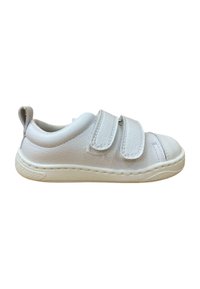 Zapatillas de piel blanca con dos correas de Velcro ajustables, puntera redondeada, parte superior texturizada y suela de goma suave.
