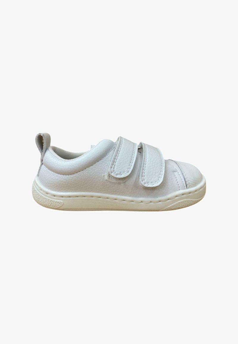 Zapatillas de piel blanca con dos correas de Velcro ajustables, puntera redondeada, parte superior texturizada y suela de goma suave.