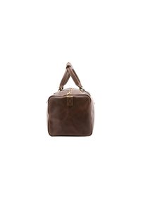 Sac de voyage en cuir marron de forme rectangulaire, avec des poignées supérieures et des accents en métal doré. Texture lisse avec des détails de couture visibles.