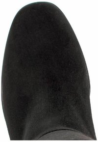 Zwarte suède schoen met spitse neus, een gladde textuur en een slanke silhouette, met een lage hak en zonder zichtbare versieringen.