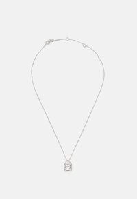 Silberne Ketten Halskette mit einem dekorativen Vorhängeschloss-Anhänger, der feine Details und eine glatte Oberfläche aufweist. Die Kette hat eine zarte Textur.