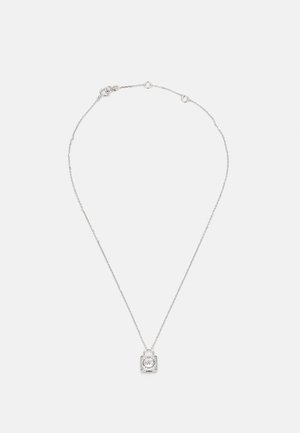 Collana in argento con un ciondolo a forma di lucchetto decorativo che presenta dettagli intricati e una finitura liscia. La catena ha una texture delicata.