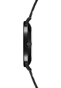 Montre noire avec un boîtier rond, une lunette texturée et un bracelet tissé ; présente un profil élancé et un détail de couronne simple.