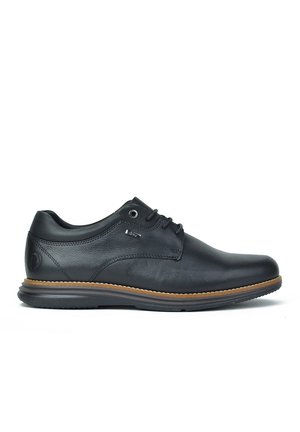 Zapato de vestir de cuero negro con punta redondeada, diseño con cordones y textura suave. Presenta una suela de goma marrón claro y un sutil detalle de logo.