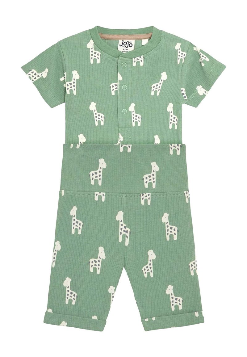 Grön ribbad outfit med korta ärmar och upprullade shorts, prydd med vita giraffmönster överallt. Knappar vid halsringningen.