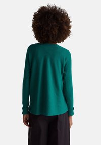 Sweter w kolorze morskim, prążkowany, z długimi rękawami i okrągłym dekoltem. Luźny krój z mankietami na rękawach i prostym dołem, o teksturowanym wyglądzie.