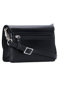 Borsa a tracolla nera in pelle con forma rettangolare, tasca con zip, tracolla regolabile e dettagli in metallo argentato. Texture liscia.