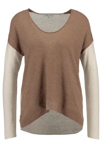 Brauner kurzärmeliger Pullover mit rundem Ausschnitt, der cremefarbene Ärmel und kontrastierende Texturen am Körper und den Ärmeln aufweist.