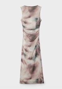 Blomstrande maxiklänning i mjukt, lätt material. Har en figursydd överdel med rynkade detaljer och ett vågigt akvarellmönster i dämpade rosa och gröna toner.