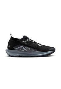 Zapatilla de correr negra con parte superior texturizada, marca GORE-TEX, y una mediasuela de espuma React gris, que presenta un diseño aerodinámico y cordones.