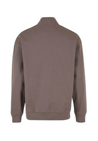 Sweatshirt marron avec un col montant, texture douce, poignets et ourlet côtelés. Présente un design simple sans motifs ni accents.