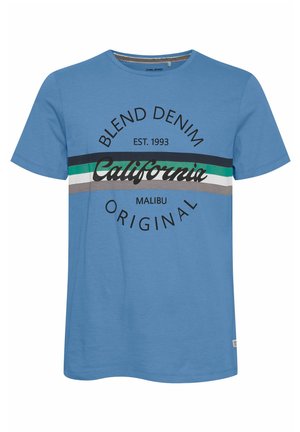 Kék pamut póló rövid ujjakkal, kerek nyakkivágással, amelyen a "BLEND DENIM California MALIBU" szöveg és több színben függőleges csíkok találhatók.