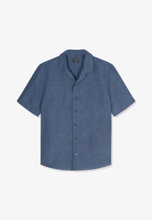 Camicia di lino blu a maniche corte con bottoni e colletto da campo, distesa su uno sfondo bianco.