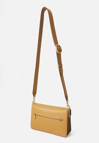 COACH CHAIN TABBY SHOULDER BAG - Handbag - honey brown